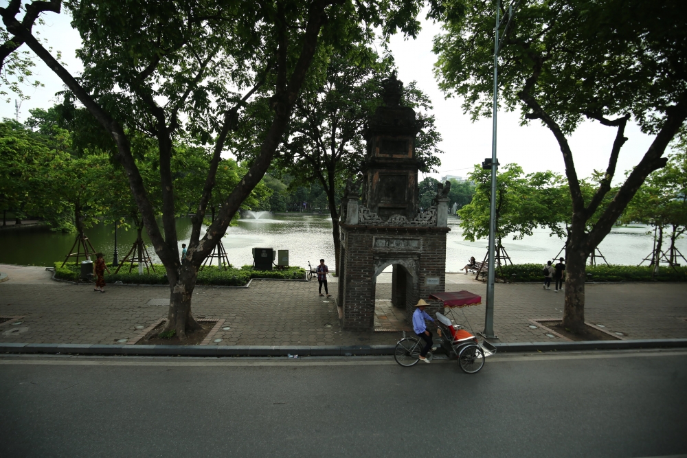 bên bờ hồ Hoàn Kiếm, bấy lâu nay, ngọn tháp Hòa Phong đã nhuốm màu rêu phong cùng thời gian và có lẽ, ít ai biết rằng đó là dấu tích của ngôi chùa lớn nhất đất kinh kỳ ở thế kỷ XIX.