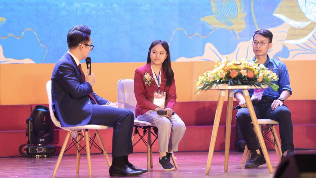 Nữ kỳ thủ Nguyễn Thị Hồng (ở giữa) trong chương trình giao lưu với đại biểu “Thanh niên tiên tiến làm theo lời Bác”