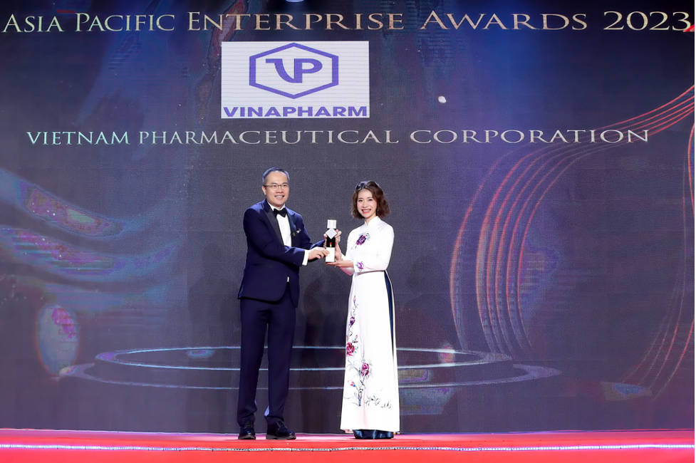 Bà Hàn Thị Khánh Vinh, Tổng Giám đốc Vinapharm nhận giải thưởng Doanh nghiệp xuất sắc Châu Á - Corporate Excellence Award 2023