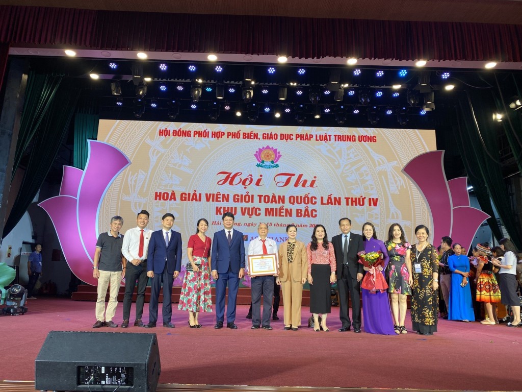 Đội hòa giải viên của phường Trung Hòa đại diện cho TP Hà Nội tham dự hội thi toàn quốc khu vực phía Bắc