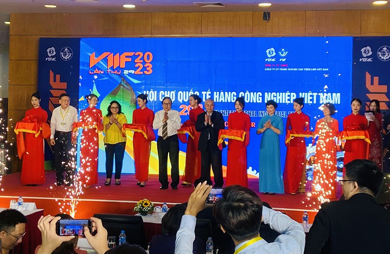 Lãnh đạo Công ty CP Trung tâm hội chợ triển lãm Việt Nam cùng các vị khách cắt băng khai mạc Hội chợ Quốc tế Hàng công nghiệp Việt Nam 2023