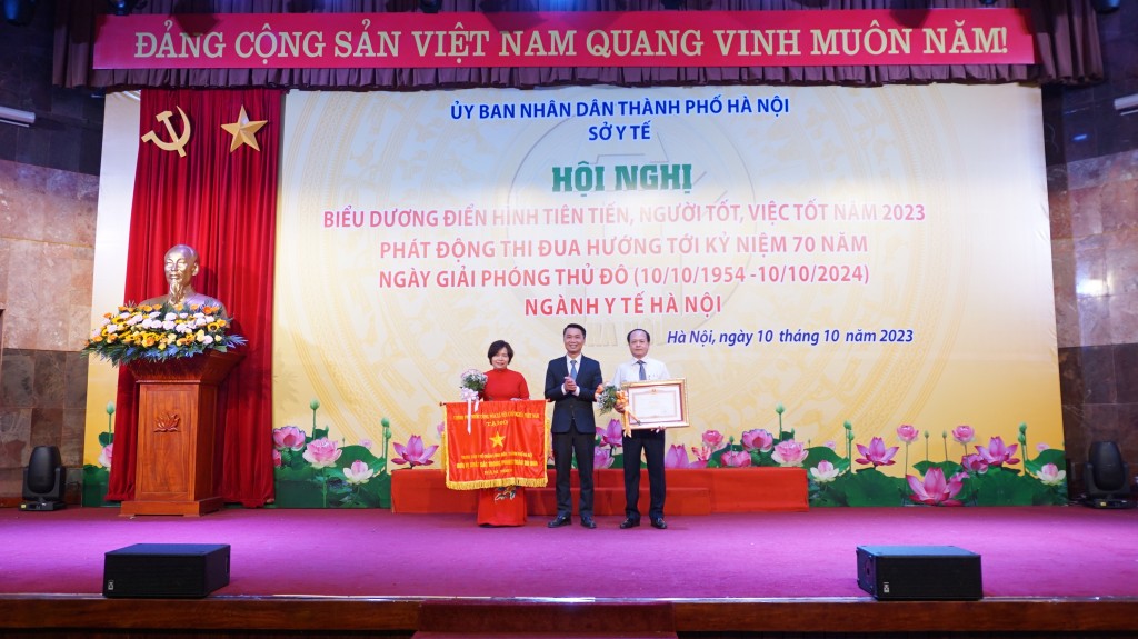 Đại diện 2 tập thể được đón nhận Cờthi đua của Chính phủ và Bằng khen của Thủ tướngChính phủ.