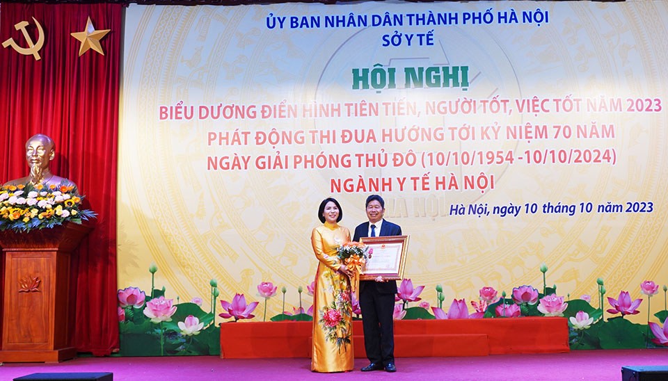 Ông Nguyễn Quốc Hưng - nguyên Giám đốc Bệnh viện Da liễu Hà Nội được đón nhận Huân chương Lao động Hạng Ba tại hội nghị.