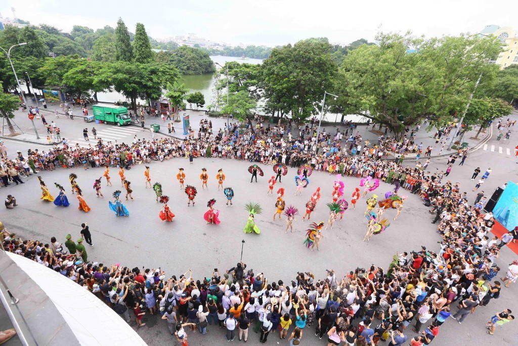 Phố đi bộ hồ Hoàn Kiếm - nơi tổ chức các sự kiện văn hoá, du lịch