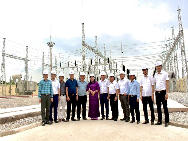 Các đại biểu dự lễ đóng điện đường dây và TBA 110kV Yên Bình 8, tỉnh Thái Nguyên