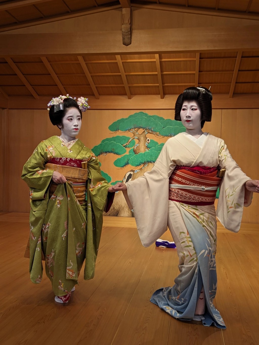 Nanoha (phải) và Kozakura trong một buổi biểu diễn (Ảnh: SCMP)