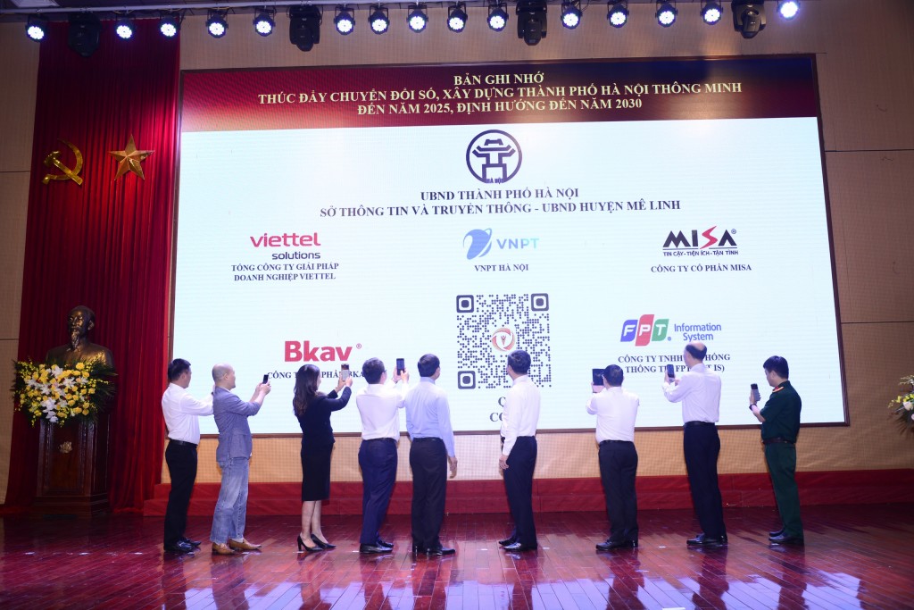 Các đại biểu tham gia ký kết bản ghi nhớ thúc đẩy chuyển đổi số giữa Sở Thông tin và Truyền thông Hà Nội, UBND huyện Mê Linh với các doanh nghiệp CNTT
