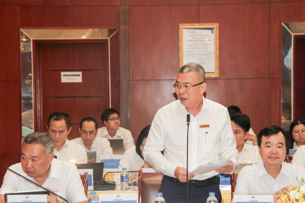 Tổng Giám đốc EVNHCMC Nguyễn Văn Thanh báo cáo với đoàn công tác của EVN