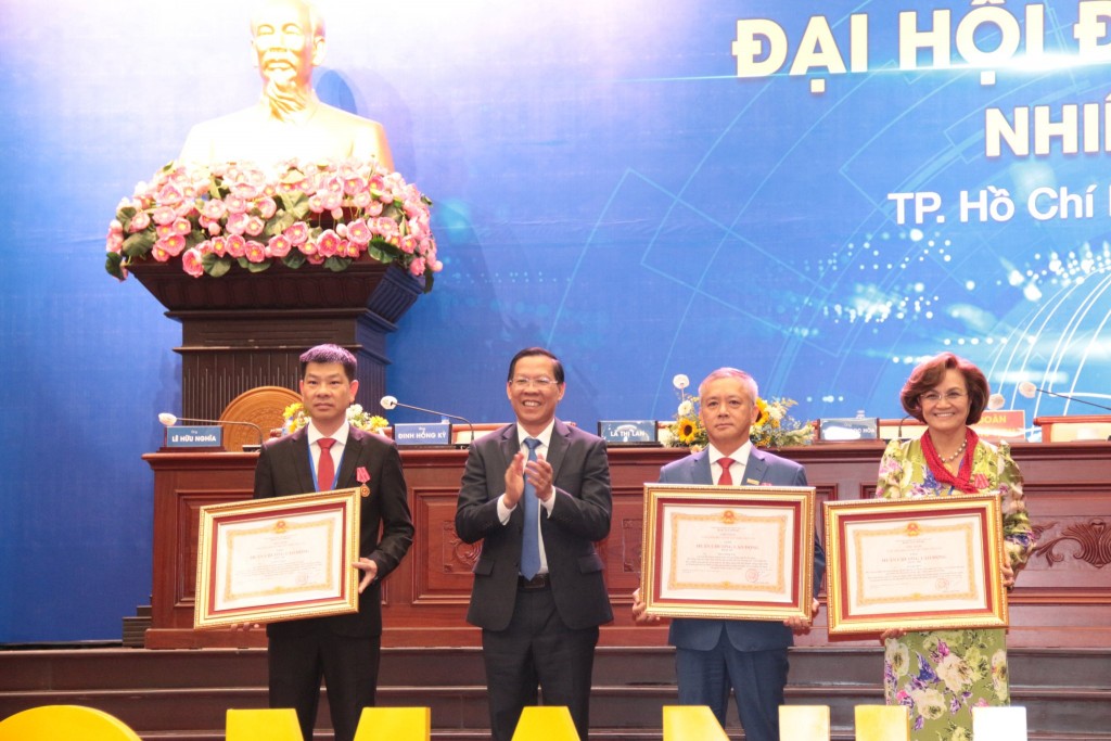 Chủ tịch Hội Doanh nghiệp Nghệ Tĩnh tại TP HCM Phan Đình Tuệ (thứ 2 bên phải sang) đón nhận Huân chương Lao động hạng Ba do Chủ tịch nước trao tặng
