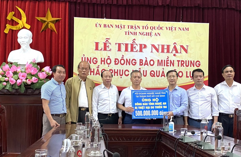 Hội Doanh nghiệp Nghệ Tĩnh tại TP HCM trao cứu trợ đồng bào bị lũ lụt tại tỉnh Nghệ An