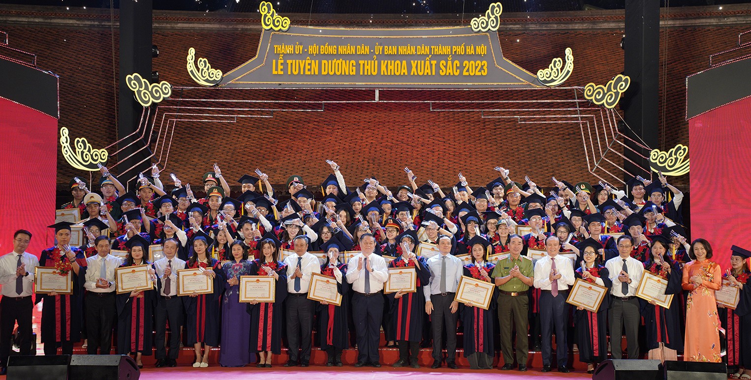 96 thủ khoa đại học tốt nghiệp xuất sắc là nguồn cán bộ trẻ tiềm năng của Thủ đô