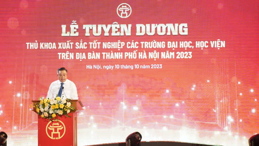 96 thủ khoa đại học tốt nghiệp xuất sắc là nguồn cán bộ trẻ tiềm năng của Thủ đô