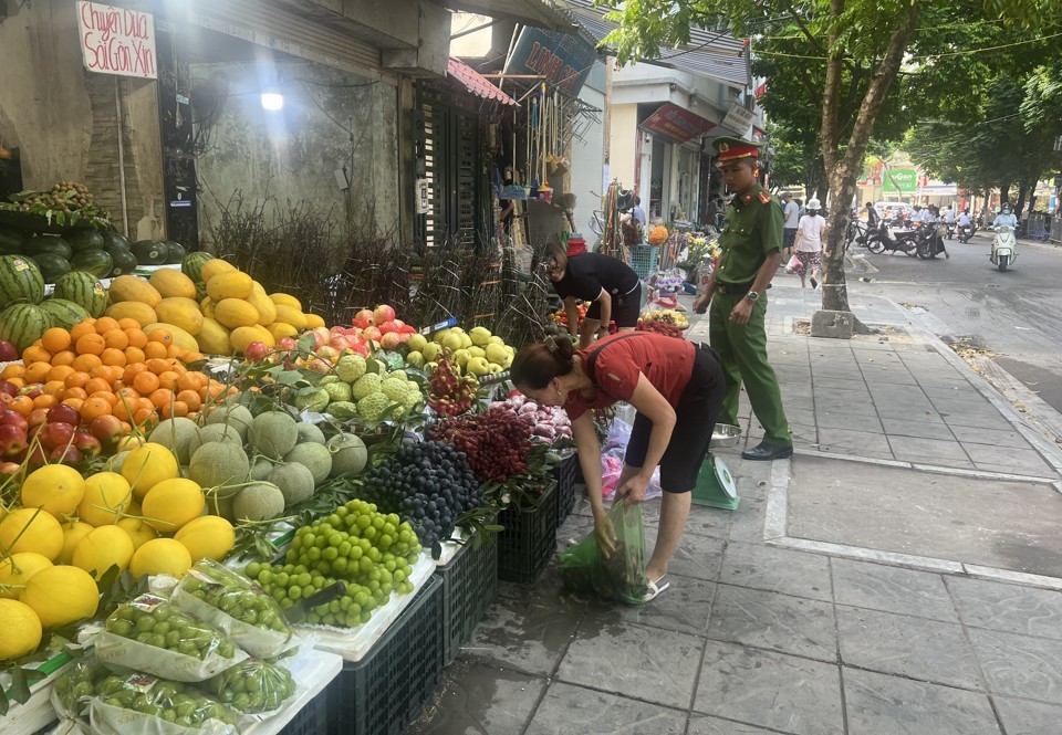 Lực lượng chức năng phường Xuân La kiểm tra, xử lý các trường hợp vi phạm.