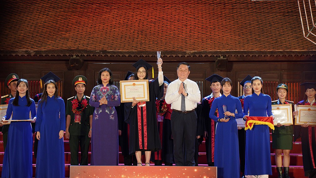 96 thủ khoa đại học tốt nghiệp xuất sắc là nguồn cán bộ trẻ tiềm năng của Thủ đô