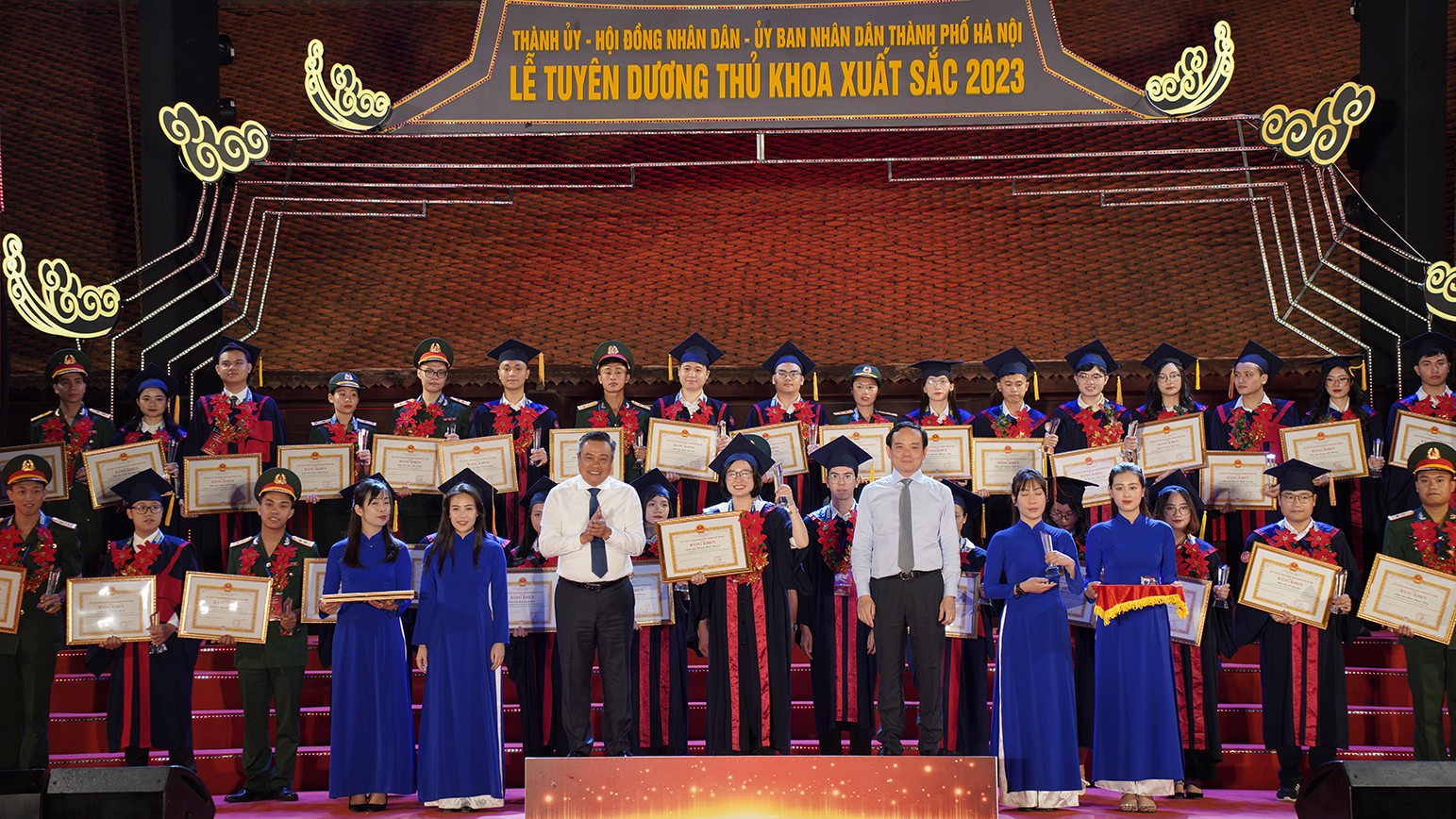 96 thủ khoa đại học tốt nghiệp xuất sắc là nguồn cán bộ trẻ tiềm năng của Thủ đô