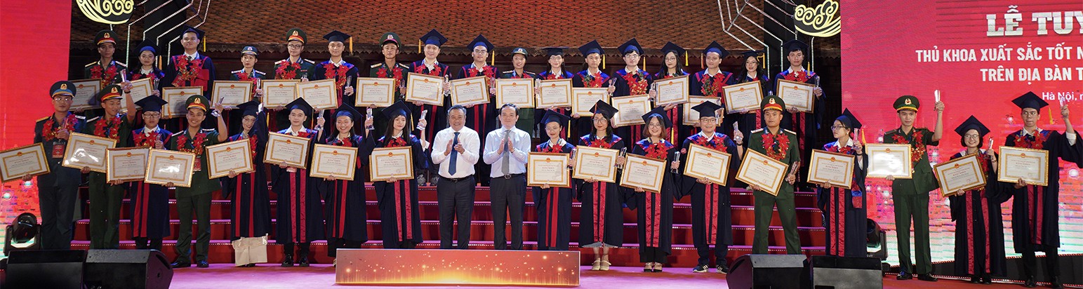 96 thủ khoa đại học tốt nghiệp xuất sắc là nguồn cán bộ trẻ tiềm năng của Thủ đô