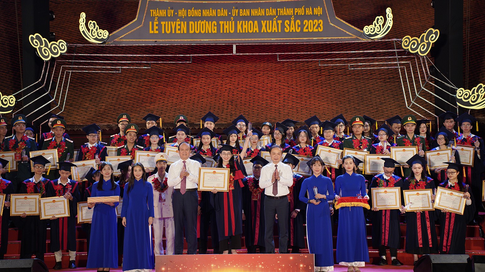 96 thủ khoa đại học tốt nghiệp xuất sắc là nguồn cán bộ trẻ tiềm năng của Thủ đô