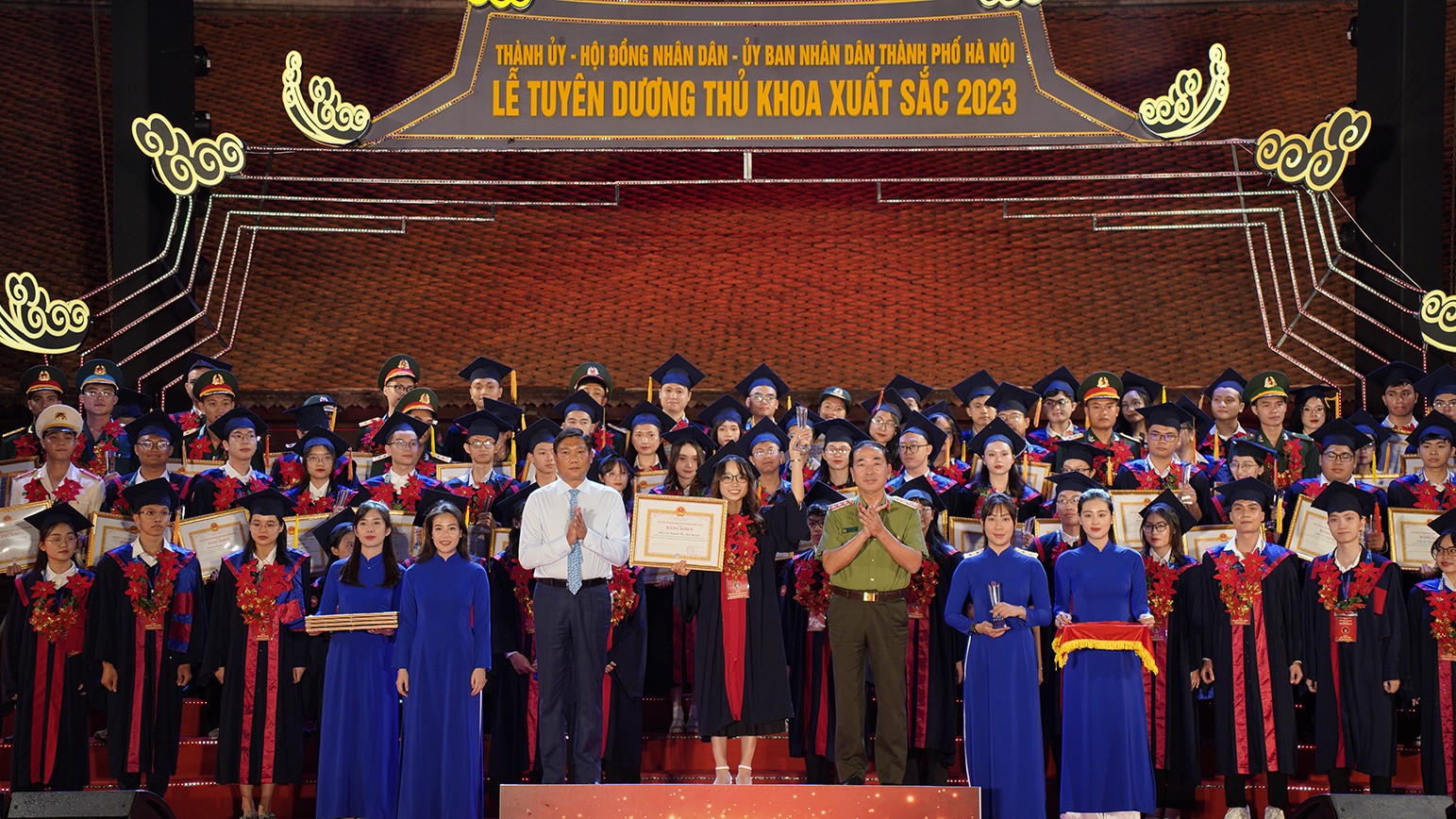 96 thủ khoa đại học tốt nghiệp xuất sắc là nguồn cán bộ trẻ tiềm năng của Thủ đô