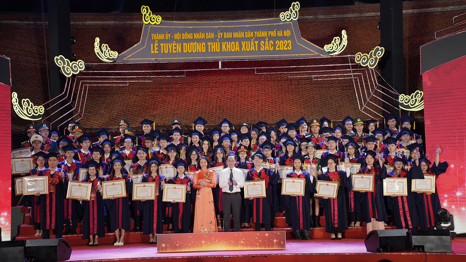 96 thủ khoa đại học tốt nghiệp xuất sắc là nguồn cán bộ trẻ tiềm năng của Thủ đô