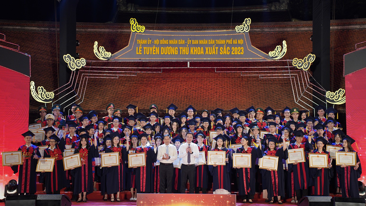 96 thủ khoa đại học tốt nghiệp xuất sắc là nguồn cán bộ trẻ tiềm năng của Thủ đô