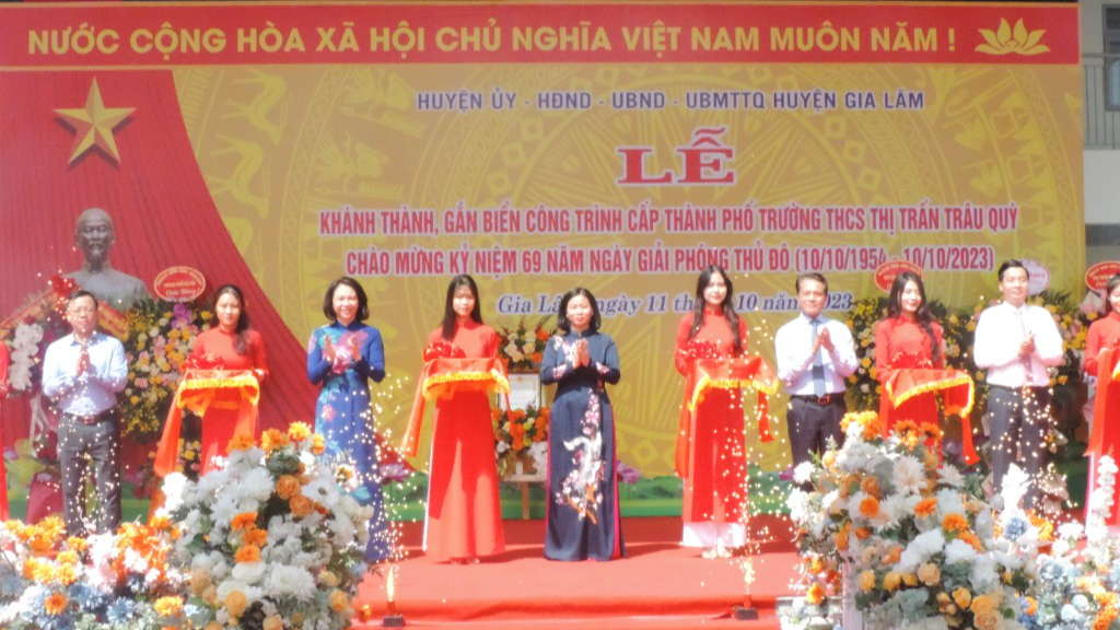 Các đồng chí lãnh đạo thành phố Hà Nội, huyện Gia Lâm thực hiện nghi thức cắt băng khánh thành công trình 