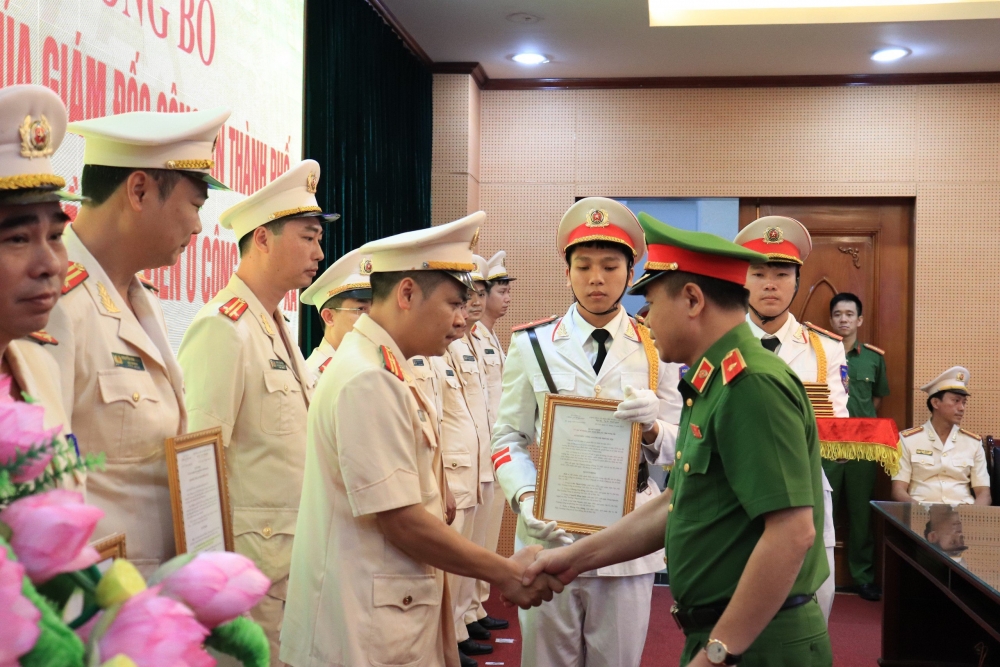 Thiếu tướng Nguyễn Thanh Tùng, Phó Giám đốc Công an TP Hà Nội trao các quyết định bổ nhiệm.
