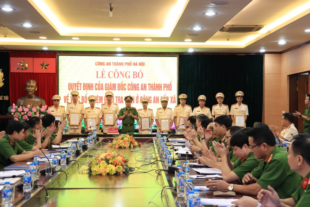 Thiếu tướng Nguyễn Thanh Tùng, Phó Giám đốc Công an TP Hà Nội trao các quyết định bổ nhiệm.