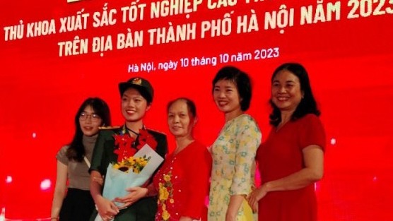 Nụ cười, nước mắt hạnh phúc của cha mẹ có con là Thủ khoa tốt nghiệp