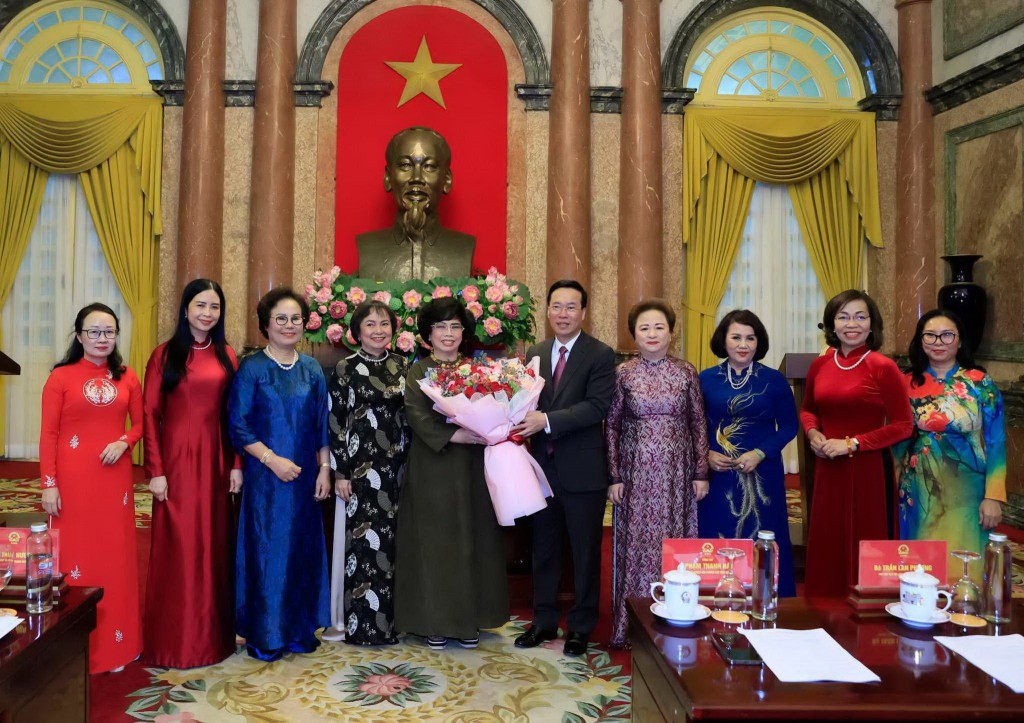 Chủ tịch nước Võ Văn Thưởng tặng hoa chúc mừng Hiệp hội Nữ doanh nhân Việt Nam