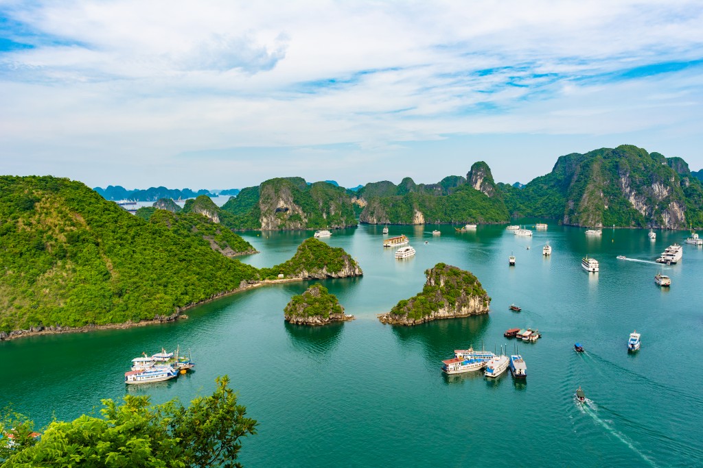 Vịnh Hạ Long là đại diện duy nhất của Việt Nam trong danh sách 24 điểm du lịch nhất định phải thử 2024. Ảnh: Shutterstock
