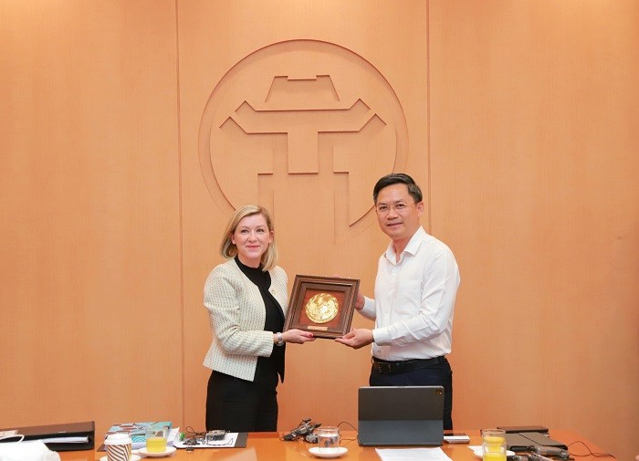 Phó Chủ tịch UBND thành phố Hà Nội Hà Minh Hải trao quà lưu niệm tặng Đoàn công tác Cơ quan chuyển đổi số của Australia