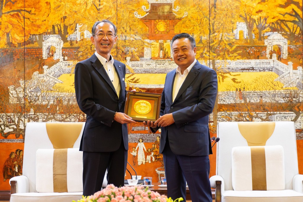 Chủ tịch UBND thành phố Trần Sỹ Thanh (bên phải) trao quà lưu niệm của Thủ đô Hà Nội cho Phó Thị trưởng thành phố Fukuoka Eiichi Nakamura.