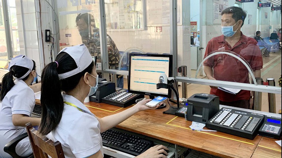 Hà Nội dừng in thẻ BHYT bằng giấy cho người hưởng trợ cấp thất nghiệp