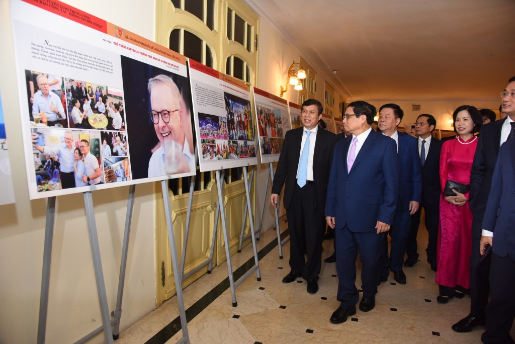 Thủ tướng thăm trưng bày các tác phẩm đoạt giải - Ảnh: VGP/Nhật Bắc