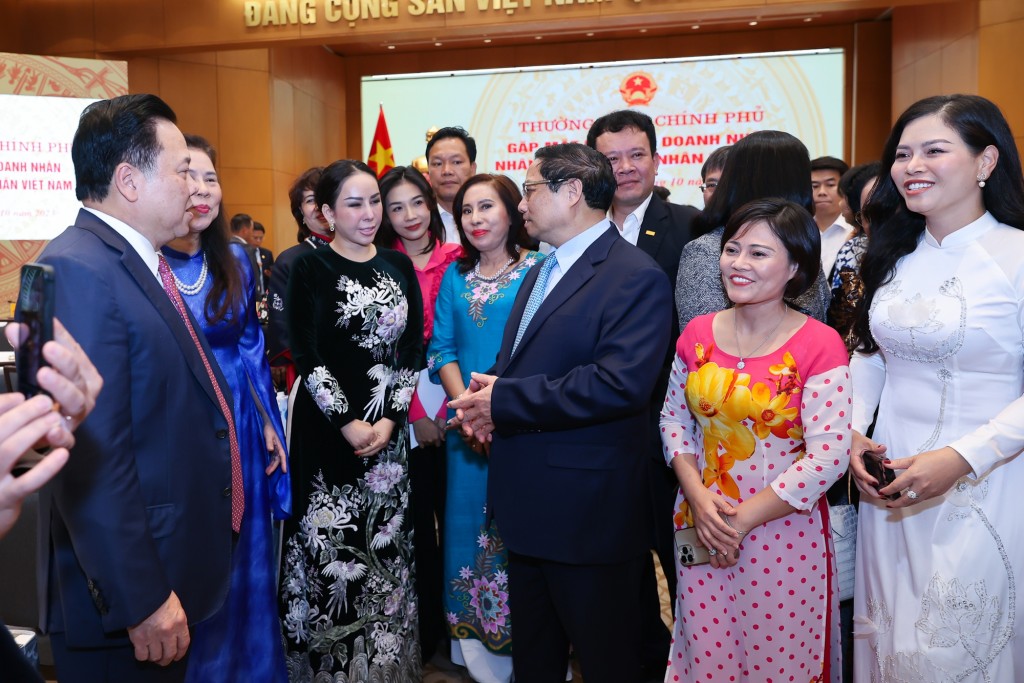 Thủ tướng Phạm Minh Chính trò chuyện với các doanh nhân, đại biểu tham dự buổi gặp mặt - Ảnh: VGP/Nhật Bắc