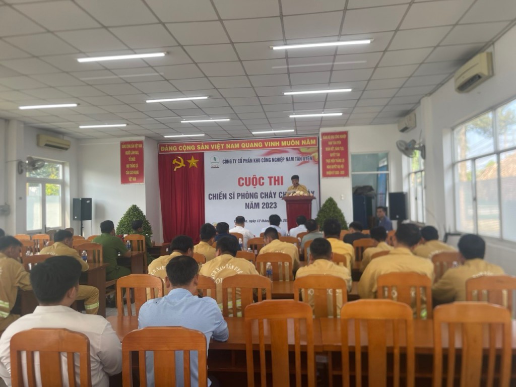 cuộc thi có 30 vận động viên đến từ 4 đội PCCC cơ sở và công nhân lao động của Công ty CP KCN Nam Tân Uyên.