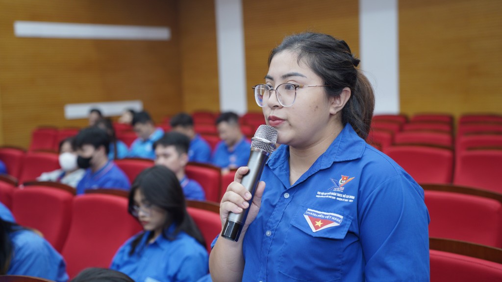 Đồng chí Nguyễn Thị Thu Hằng -  Bí thư Đoàn TNCSHCM phường Phương Mai gửi câu hỏi tới các cấp lãnh đạo với mong muốn có những giải pháp thiết thực giúp thanh niên quận nâng cao kỹ năng sống cần thiết hiện nay