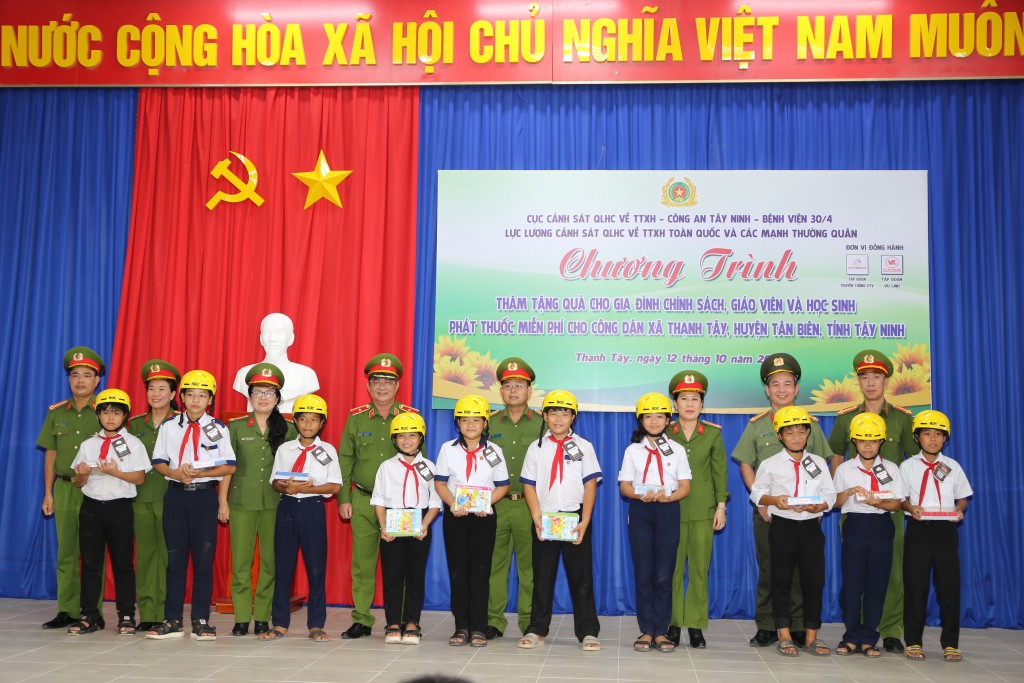 Cục CSQLHC về TTXH, Bộ Công an phối hợp tổ khám bệnh, tặng quà tại xã Thạnh Tây