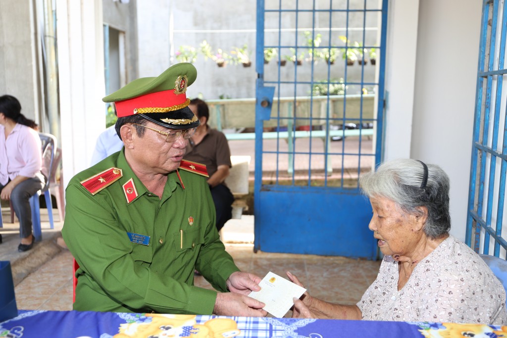 Cục CSQLHC về TTXH, Bộ Công an phối hợp tổ khám bệnh, tặng quà tại xã Thạnh Tây