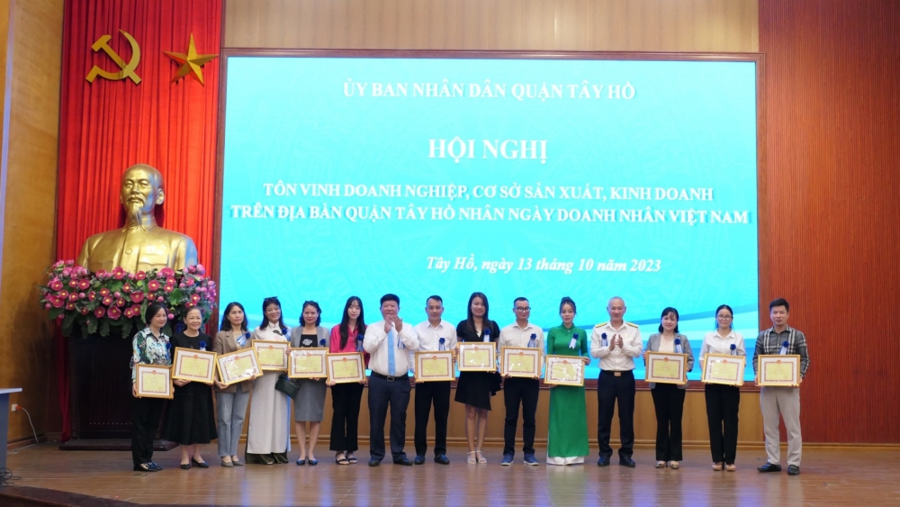 Gặp mặt, tôn vinh doanh nghiệp, cơ sở sản xuất trên địa bàn