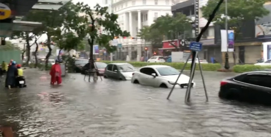 Đường phố ngập sâu, TP Đà Nẵng phát thông báo cho học sinh nghỉ học