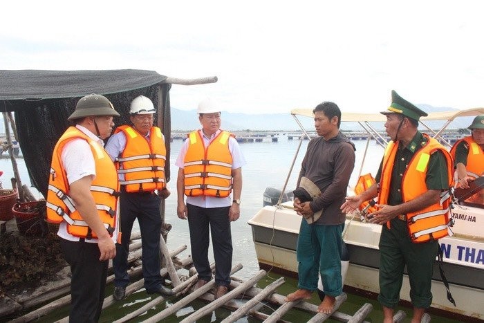 Chủ tịch UBND tỉnh Ninh Thuận, Trần Quốc Nam khảo sát khu vực nuôi trồng thủy sản tại Đầm Nại (Nguồn ninhthuan.gov)