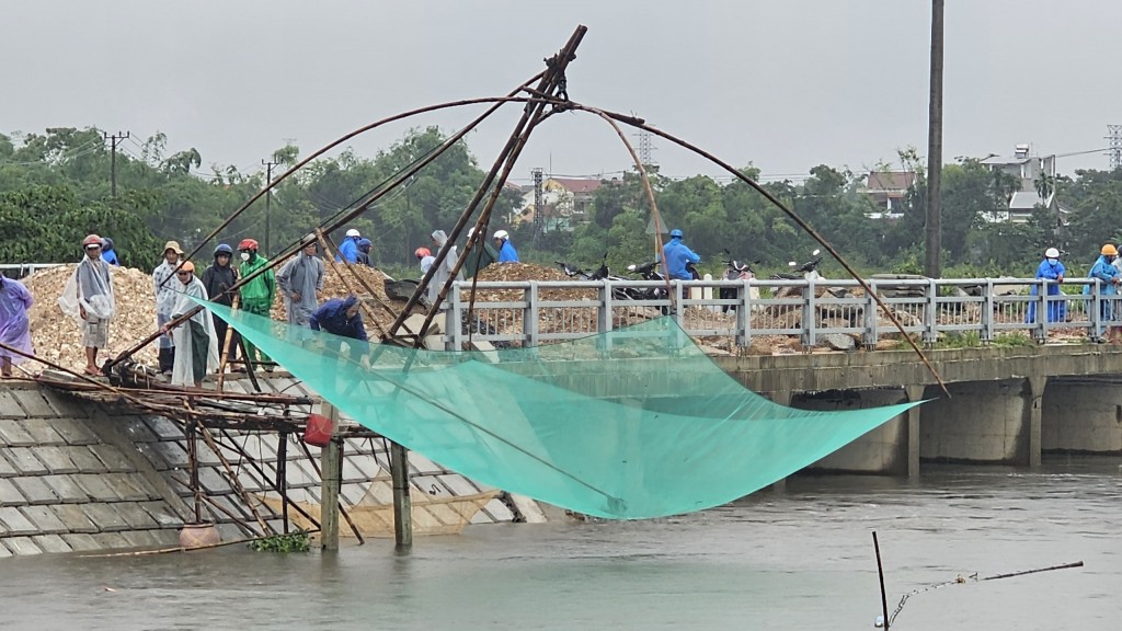 Quảng Nam: Sạt lở đèo tại Quế Sơn, xuất hiện lốc xoáy tại Thăng Bình