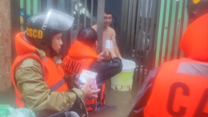 Cảnh sát cơ động tiếp tế lương thực và di dời người dân tại các khu vực bị ngập đến nơi an toàn (Nguồn danang.gov)