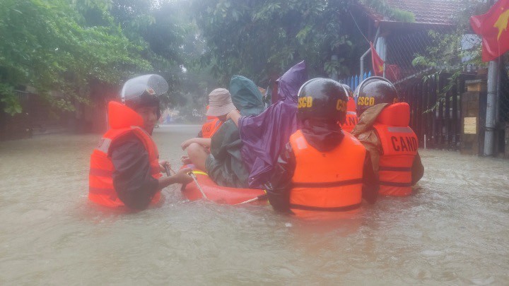 Đà Nẵng sơ tán người dân khỏi vùng ngập đến nơi an toàn