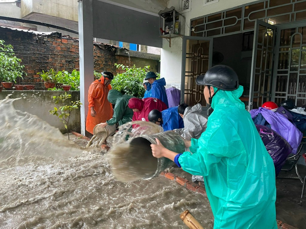 Do lượng mưa lớn và liên tục, nhiều khu vực tại TP Đà Nẵng ngập sâu từ 0,5 - 1m (ảnh Đ.Minh)