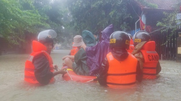 Đà Nẵng sơ tán người dân khỏi vùng ngập đến nơi an toàn