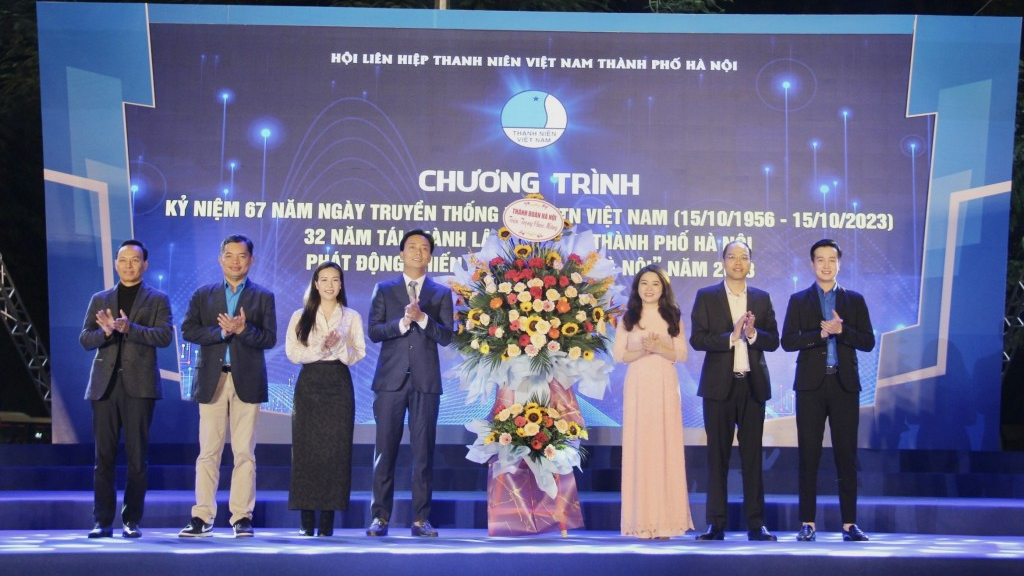 Hội LHTN Việt Nam thành phố Hà Nội đón nhận hoa chúc mừng từ Thường trực Thành đoàn 