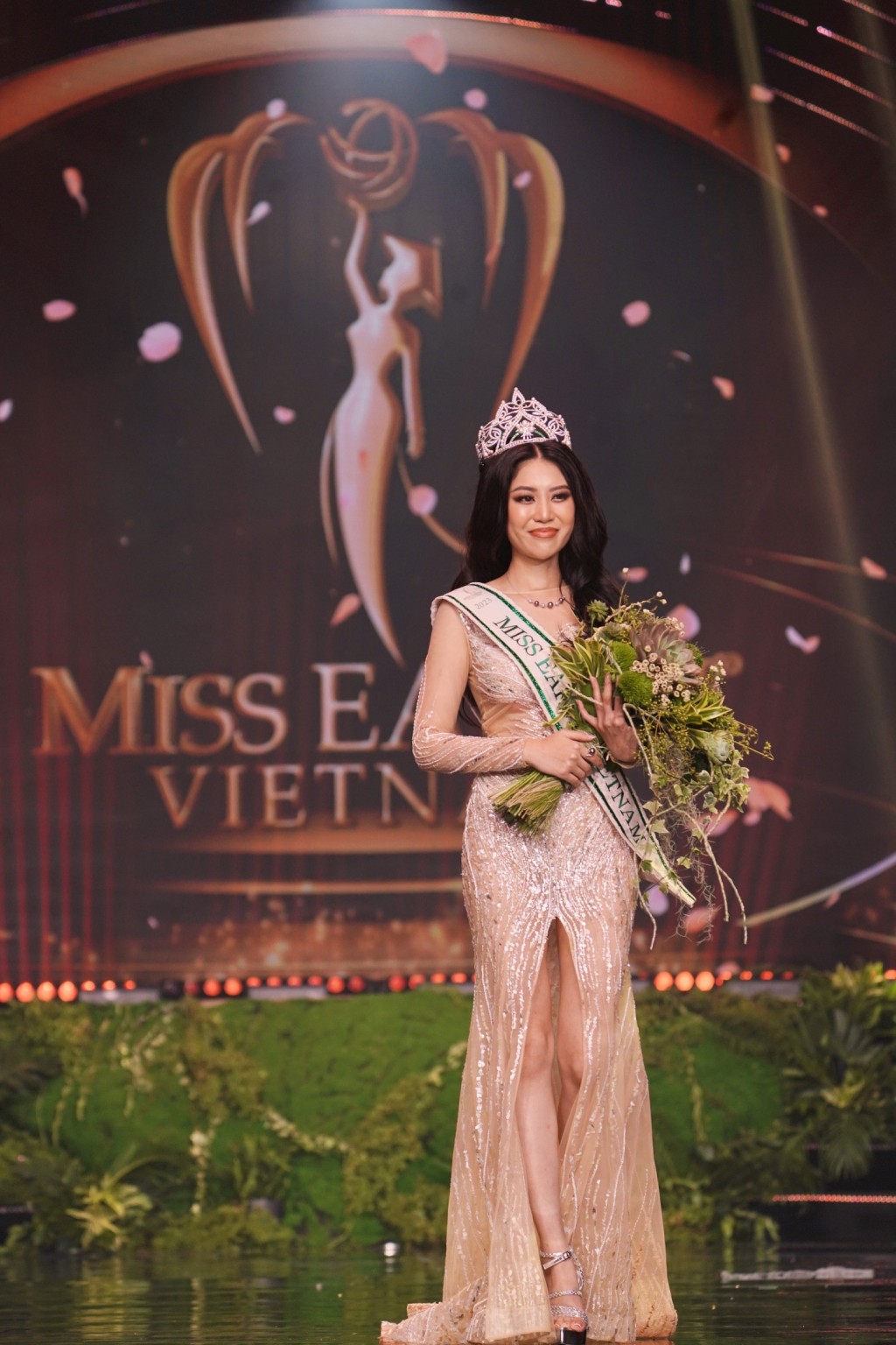 Đỗ Thị Lan Anh cũng sẽ là gương mặt đại diện của Việt Nam để tham dự Miss Earth quốc tế 2023 sẽ diễn ra tại Việt Nam vào tháng 12/2023