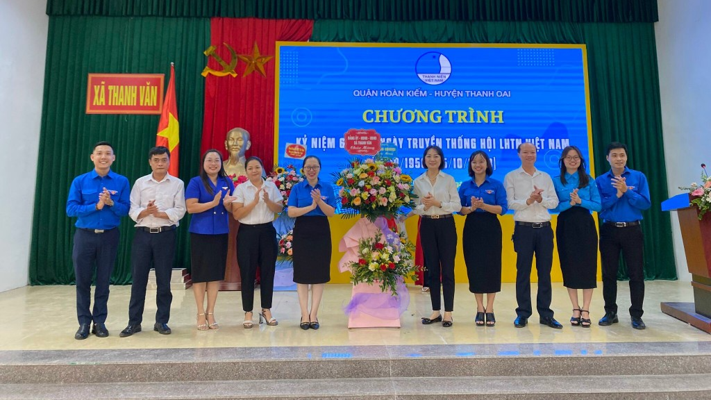 Hội Liên hiệp Thanh niên quận Hoàn Kiếm và Thanh Oai đón nhận hoa chúc mừng nhân kỷ niệm Ngày truyền thống Hội 